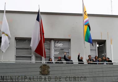 Municipio curicano izó la bandera LGBTQIANB+ en el Día Internacional del Orgullo