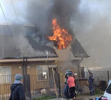 Siete personas quedaron damnificadas tras incendio de vivienda en Curicó