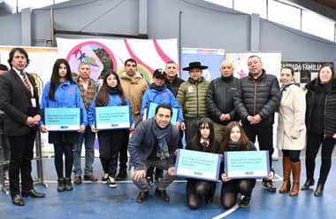 Casi 200 estudiantes de Sagrada Familia recibieron computadores y conectividad digital