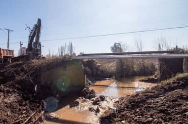 Alcalde de Rauco visitó obras de reposición del puente del sector El Plumero