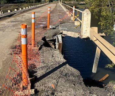 Puente La Laguna de Llico presenta peligroso socavón en expansión