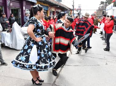 Con tradicional esquinazo de cueca el municipio de Molina inició celebración de Fiestas Patrias
