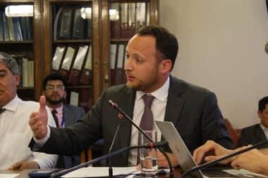 Diputado Guzmán propone ley que exige la denuncia de delitos contra menores en el ámbito deportivo
