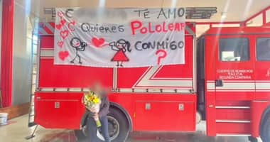 Bombero fue suspendido por pedir pololeo en lienzo colocado en un carro