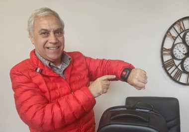Celso Morales valora interés a propuesta de pulseras inteligentes para adultos mayores de Curicó
