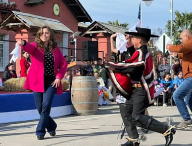 Municipio de Hualañé dio inicio al mes de Fiestas Patrias con esquinazo de cueca