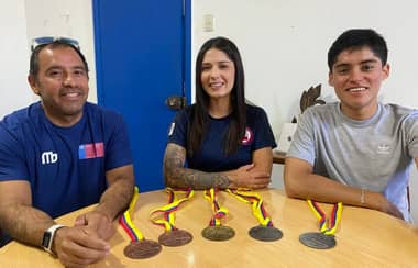 Camila García y Cristián Arriagada arribaron a la ciudad tras conseguir medallas en el Mundial de Pista C2 en Cali