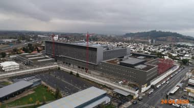Constructora OHL demanda al Estado por perjuicios en la obra del Hospital de Curicó y busca frenar cobro de garantía