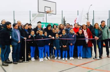 Curicó inaugura tres multicanchas para impulsar el deporte
