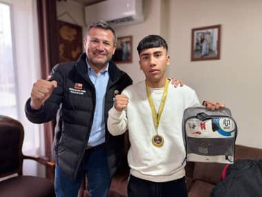 Alcalde de Río Claro recibe a boxeador local campeón en la velada “Guantes de Oro”