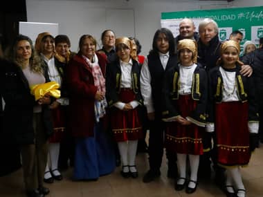 Escuela Grecia recibió trajes típicos confeccionados por el CAM "Sol de Septiembre I Etapa"