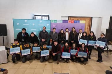 Municipalidad de Vichuquén y JUNAEB entregan notebooks a estudiantes