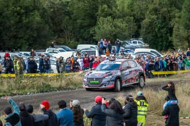Vehículo de competición se incendia en pleno Rally Mobil Curicó 2025: Piloto y navegante resultan ilesos