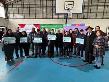 Más de mil estudiantes de Curicó reciben su Beca TIC 2025 para reducir la brecha digital