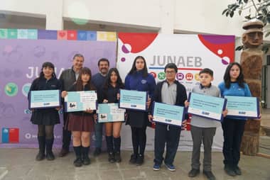 Junaeb repartió 88 computadores a estudiantes de Licantén que obtuvieron la Beca TIC