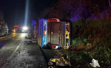 Volcamiento de bus deja más de 15 heridos en la llamada "Ruta de la Muerte" de Talca