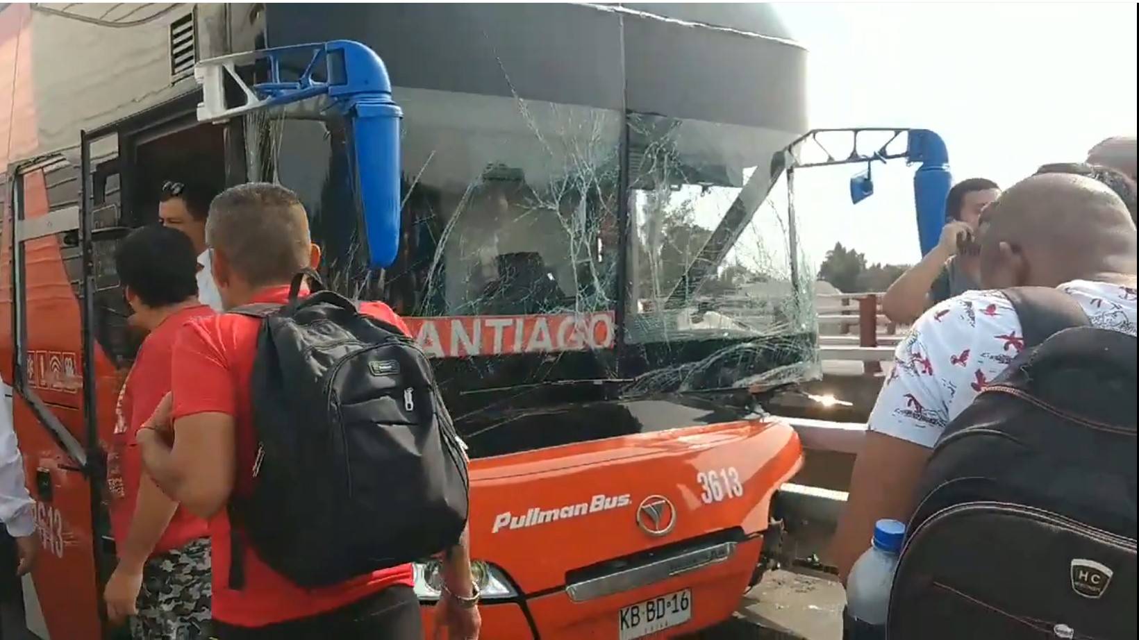 Bus interurbano choca con barrera de contención del Puente Teno en Ruta 5