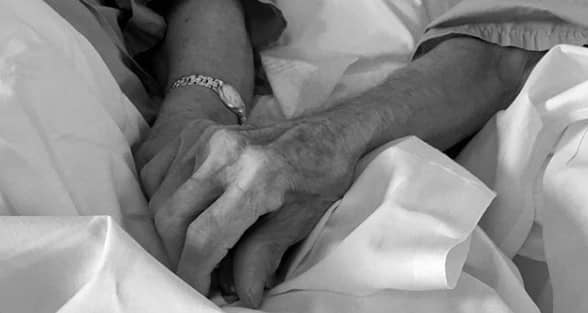 Pareja de ancianos permanecen tomados de las manos en su lucha contra el coronavirus