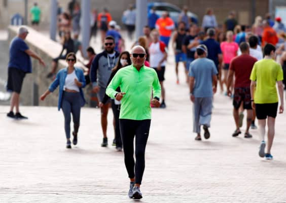 Tras 48 días de cuarentena españoles salen a pasear y a hacer deporte