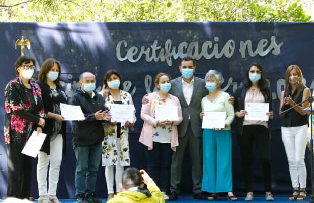 Cerca de 300 mujeres de Curicó se certificaron en cursos municipales de habilidades laborales