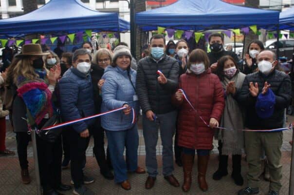 Inauguran Feria de Emprendedoras de la Oficina de la Mujer en la Plaza de Armas de Curicó