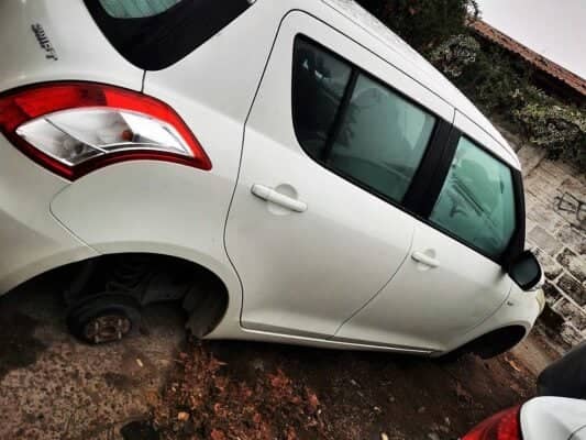 Roban llantas de funcionaria que cumplía turno en el hospital de Curicó