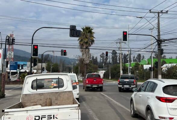 Comenzó funcionamiento de nuevo semáforo en cruce Pumaitén de Romeral
