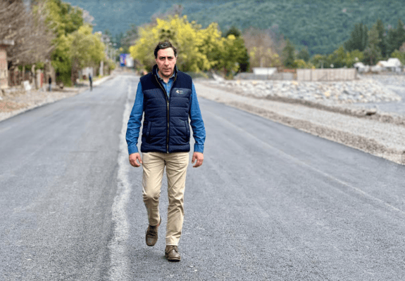 Alcalde de Romeral supervisó avances en obras de reposición de la Ruta J-55 y defensas fluviales en el Río Teno