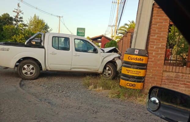 Camioneta impacta auto y termina chocando contra escuela América Latina en Romeral