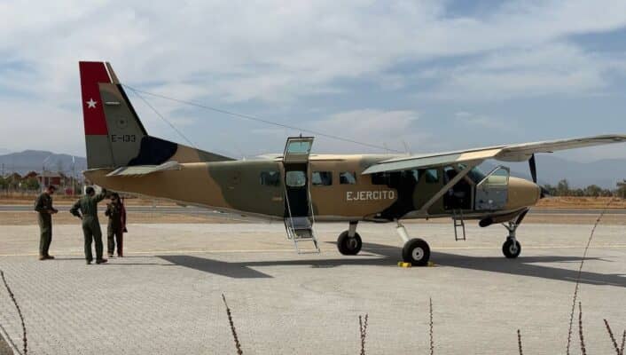 Inesperado aterrizaje de avión militar generó expectación en aeródromo de Curicó