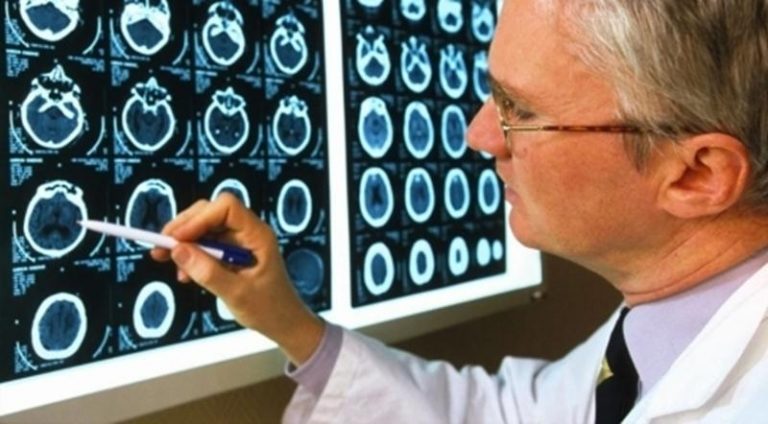 Preocupa escasez de médicos intensivistas en Chile