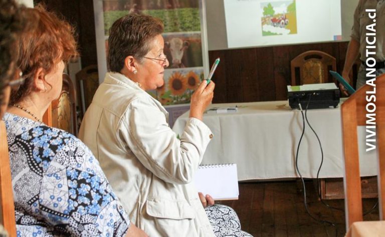 Exponen sobre manejo y uso de plaguicidas en mesa de la mujer rural