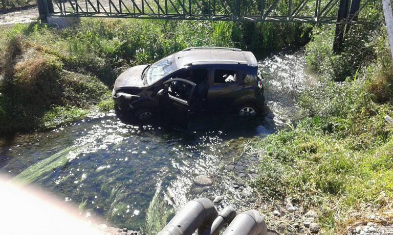 Cuatro lesionados deja caída de auto a canal cerca de Molina