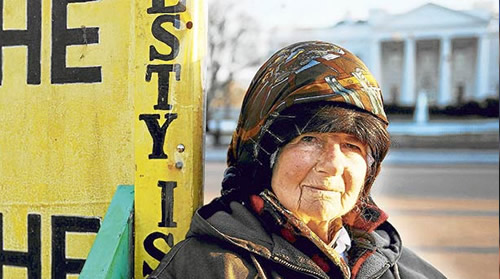 Muere mujer que acampó durante 35 años frente a la Casa Blanca