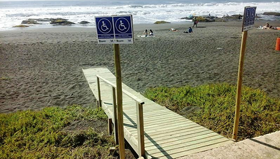 Instalan bajada de playa para discapacitados y bancas de madera en el balneario de Iloca