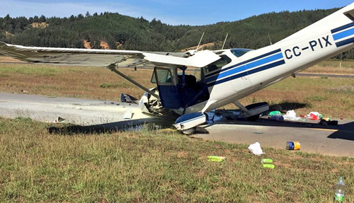 Dos heridos al caer avioneta en aeródromo de Vichuquén