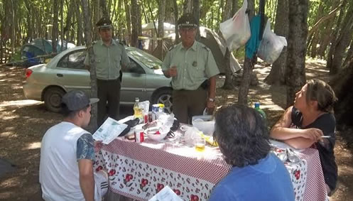 Carabineros de Molina previene a veraneantes sobre ilícitos en zona de camping