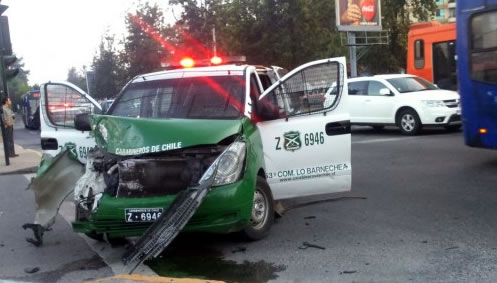 Dos carabineros heridos en choque de furgón y bus del Transantiago