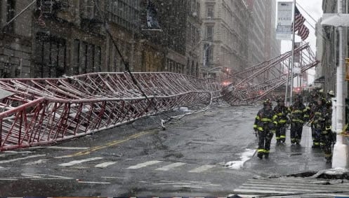 Al menos un muerto y dos heridos dejó caída de grúa en Nueva York