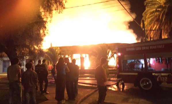 [VIDEO/FOTOS] Incendio destruye locales comerciales en Curicó