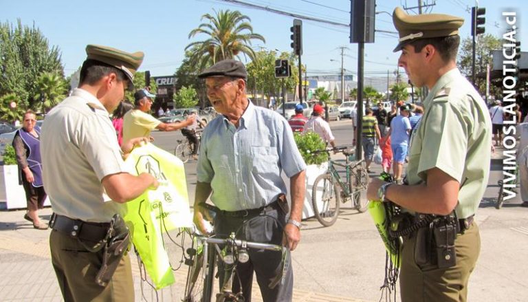 Carabineros entrega bolsas reflectantes a ciclistas