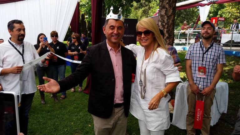 Cecilia Bolocco coronó al "Rey Feo" de la Fiesta de la Vendimia