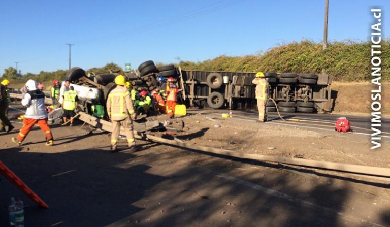 [FOTOS] Doble choque colapsó la carretera frente a Quilvo
