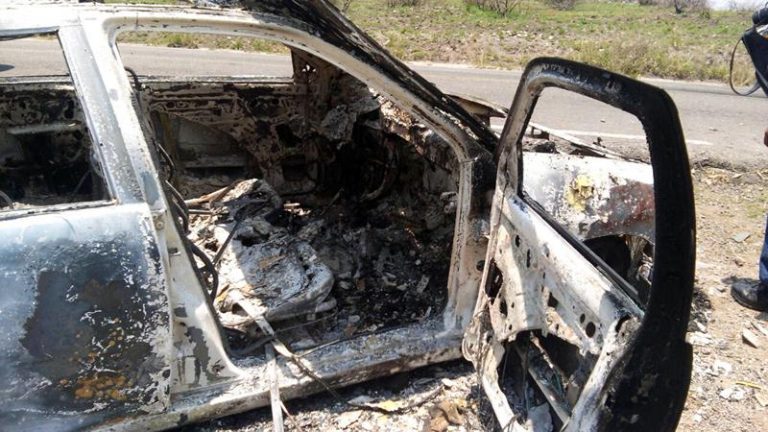 Mujer sufre quemaduras tras incendiar vehículo de ex marido
