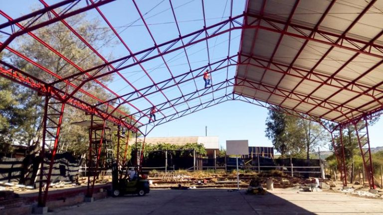 Un 70% de avance presentan las obras escuela de Caone