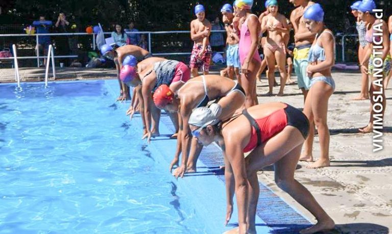 Finalizan cursos de natación en piscina del Estadio La Granja