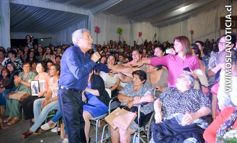 [FOTOS] Junto al “Pollo” Fuentes mujeres de Sagrada Familia celebraron su día