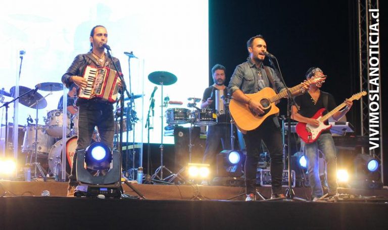 Curicanas conmemoraron su día con presentación de Los Vásquez