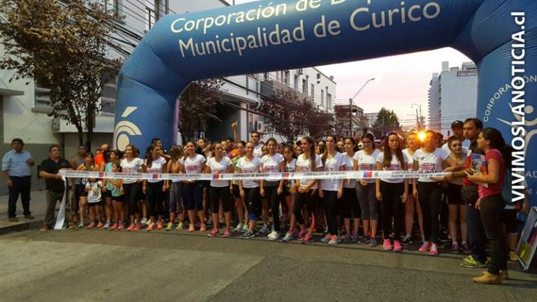 Mujeres corrieron por las calles de Curicó para celebrar su día