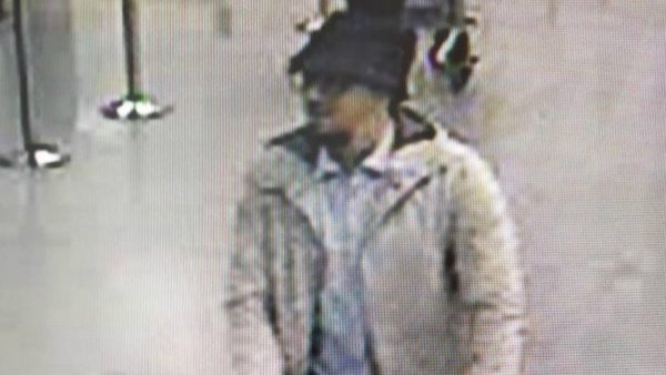 La policía confirma la identidad de dos suicidas y busca a otro terrorista